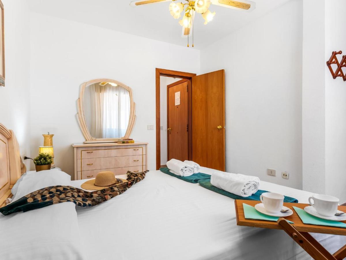 Апартаменты 1 1 Beautiful Seafront With Balcony And Wifi Лос Кристианос Экстерьер фото